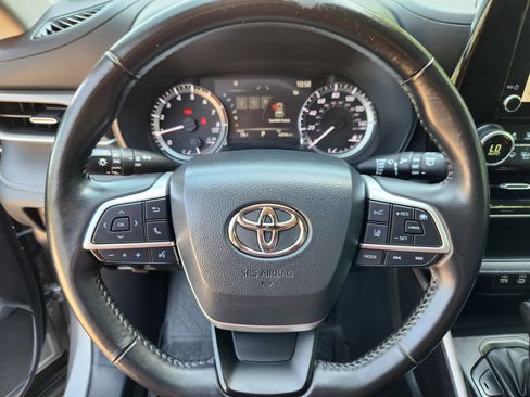 Used 2023 Toyota Highlander LE AWD/4WD image 9