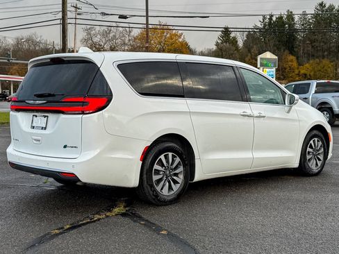 Used 2022 Chrysler Pacifica Touring-L image 3