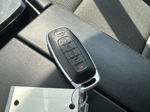Used 2025 Nissan Rogue SV FWD image 2