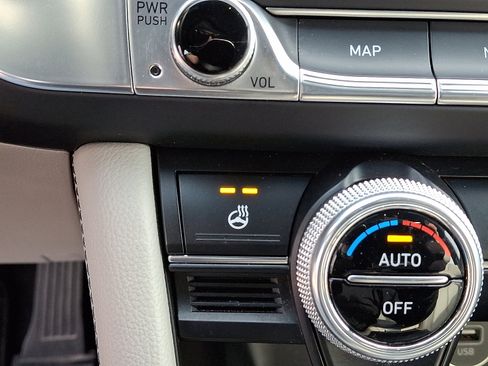 Used 2023 Genesis G70 2.0T image 26