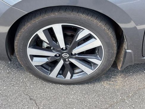 Used 2020 Nissan Versa SR image 12