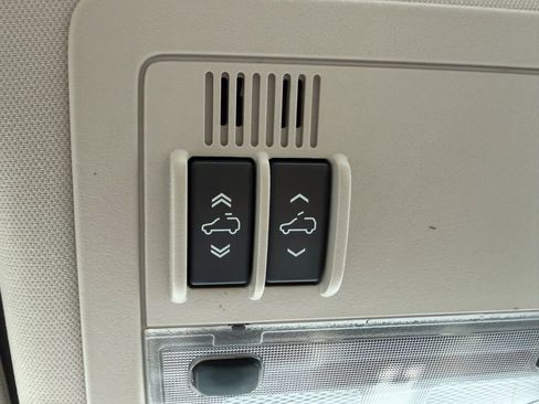 Used 2011 Chevrolet Avalanche LTZ image 62