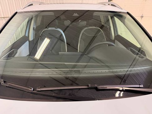 Certified 2025 Volkswagen Taos SE w/ Panoramic Sunroof Package image 14