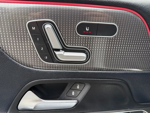 Used 2020 Mercedes-Benz GLB 250 4MATIC w/ Premium Package image 17