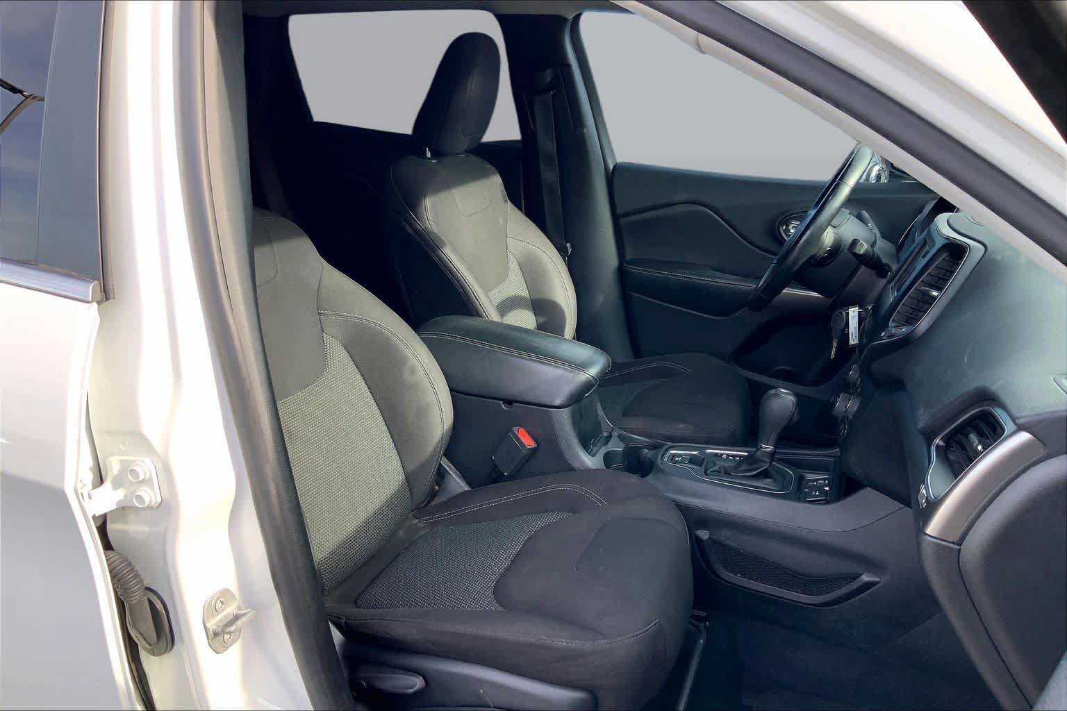 Used 2019 Jeep Cherokee Latitude w/ Cold Weather Group FWD image 9