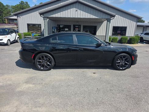 Used 2020 Dodge Charger SXT RWD image 4