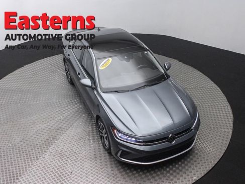 Used 2025 Volkswagen Jetta SE FWD image 3