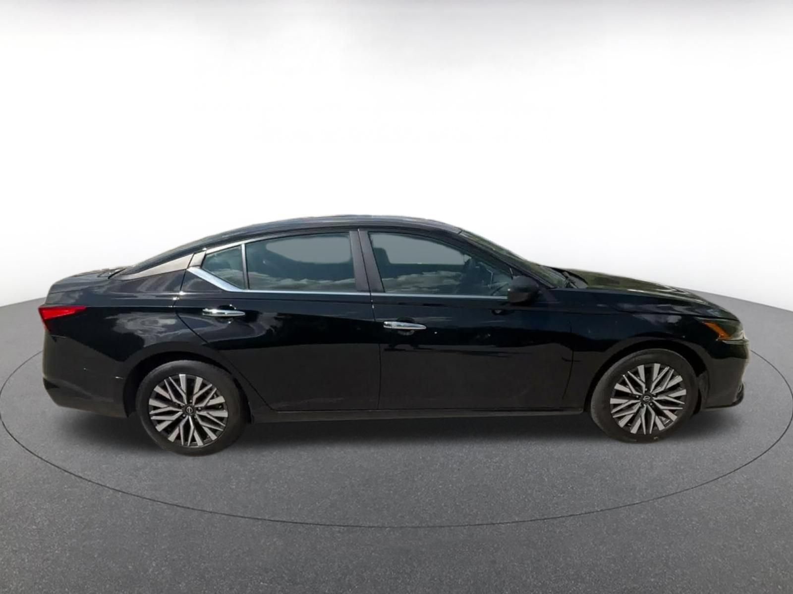 Used 2025 Nissan Altima 2.5 SV FWD image 15