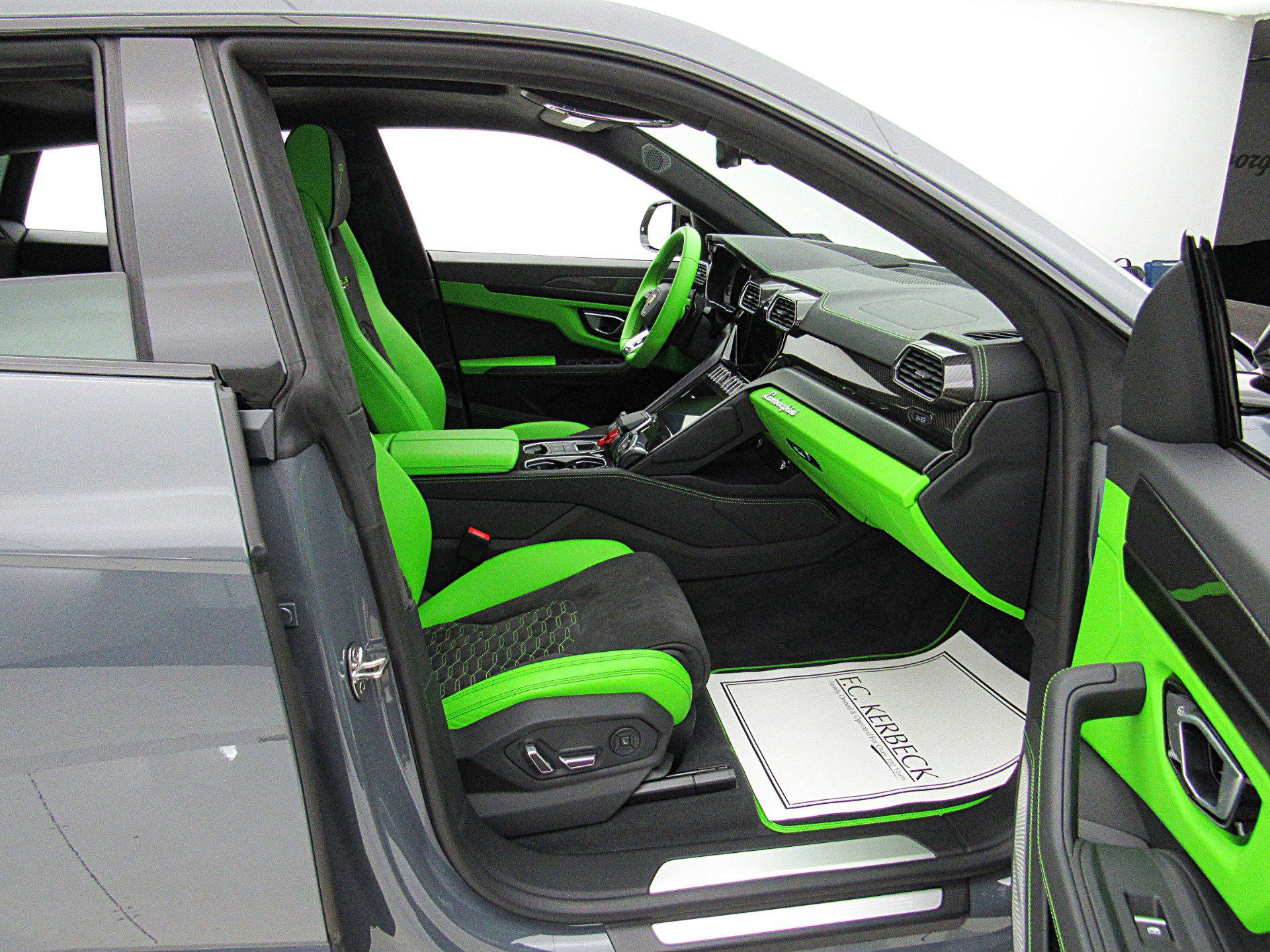 Used 2022 Lamborghini Urus AWD/4WD image 33