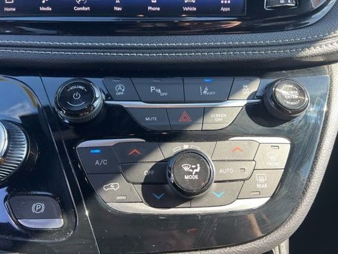 Used 2025 Chrysler Pacifica Limited image 22