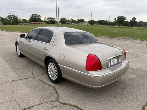 Used 2003 Lincoln Town Car Signature RWD image 6