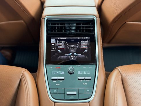 Used 2018 Porsche Panamera 4 image 18