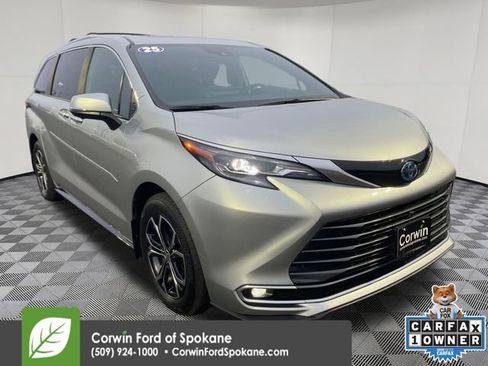 Used 2025 Toyota Sienna Platinum image 1