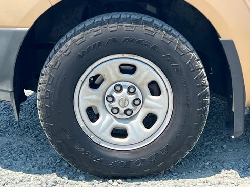 Used 2005 Nissan Frontier XE w/ (U01) Preferred Pkg RWD image 33