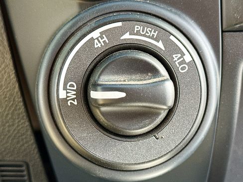 Used 2024 Nissan Titan SV w/ SV Convenience Package AWD/4WD image 10