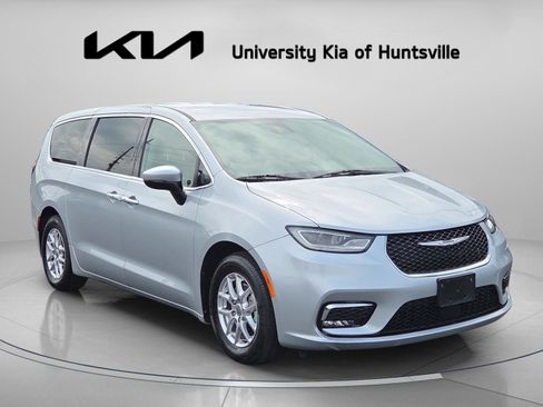 Used 2023 Chrysler Pacifica Touring-L FWD image 1