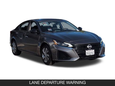 Used 2025 Nissan Altima 2.5 S image 2