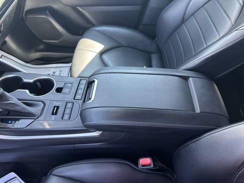 Used 2022 Toyota Highlander XLE AWD/4WD image 26