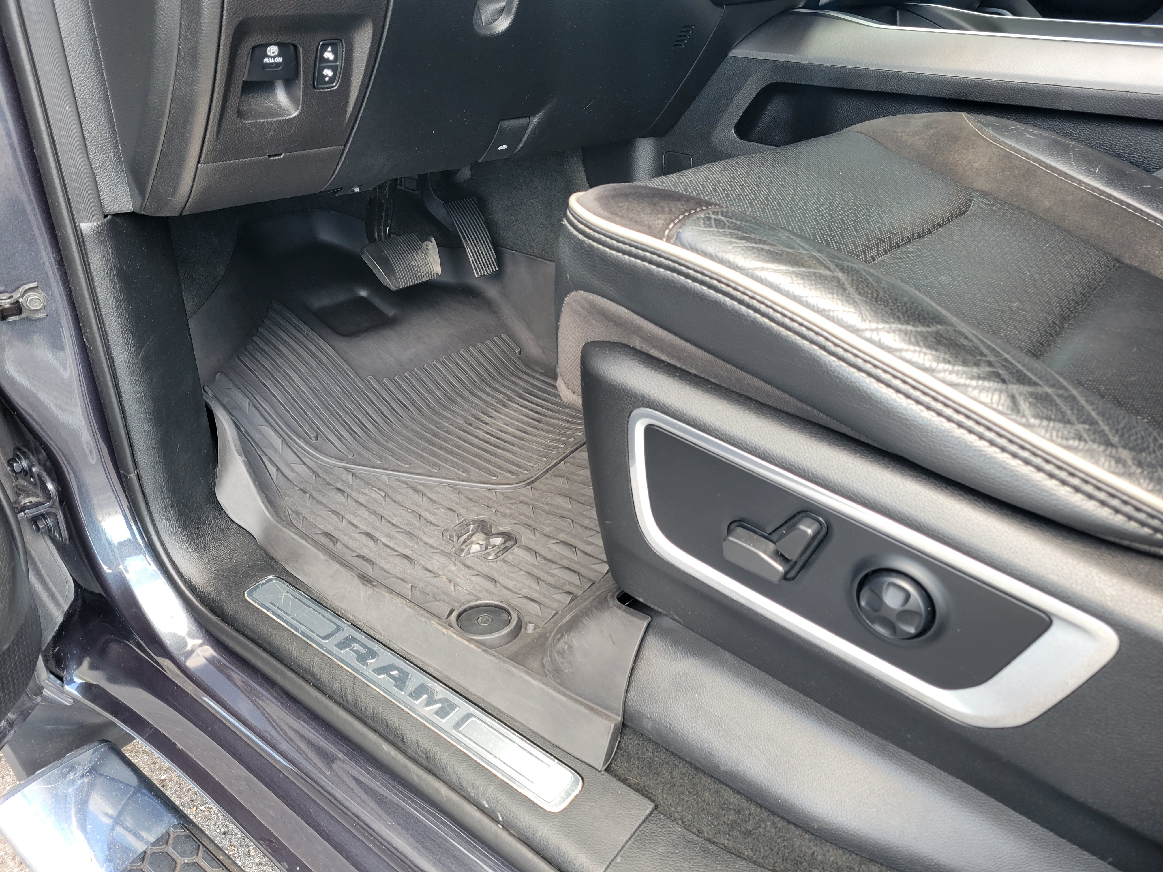 Used 2021 RAM 1500 Laramie w/ Sport Appearance Package AWD/4WD image 28