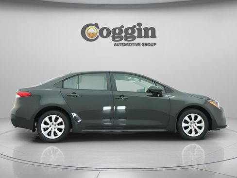 Used 2025 Toyota Corolla LE FWD image 27