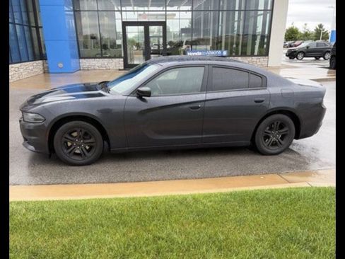 Used 2016 Dodge Charger SE RWD image 1