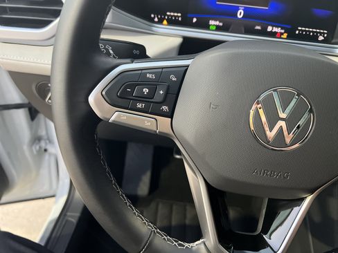 Certified 2025 Volkswagen Taos SE image 18