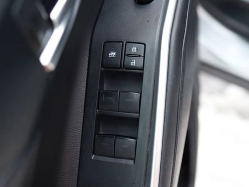 Used 2021 Toyota Highlander XLE AWD/4WD image 11