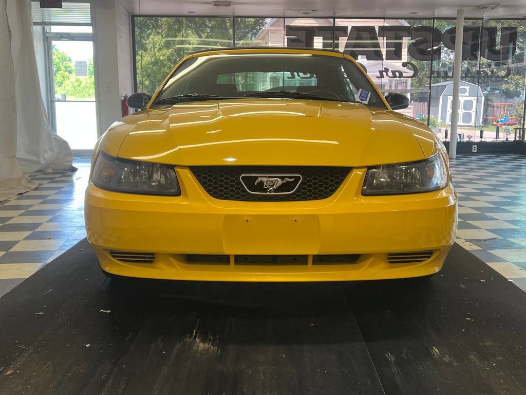 Used 2004 Ford Mustang Convertible RWD image 2