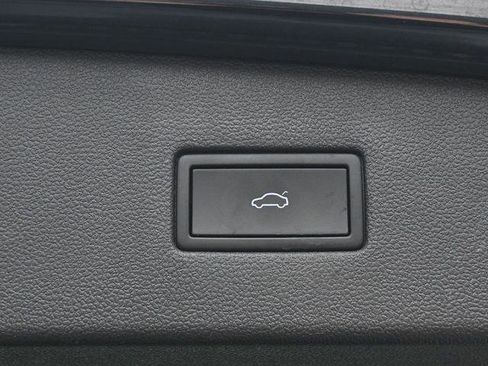 Used 2022 Volkswagen Tiguan SE R-Line image 33