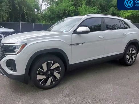 Used 2024 Volkswagen Atlas Cross Sport SE w/ Panoramic Sunroof Package FWD image 4