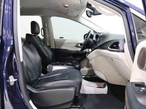 Used 2017 Chrysler Pacifica Touring-L FWD image 37