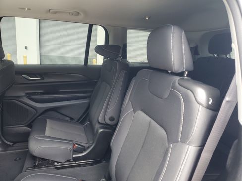 Used 2024 Jeep Grand Cherokee L Laredo image 13