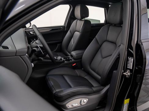New 2026 Porsche Macan image 5