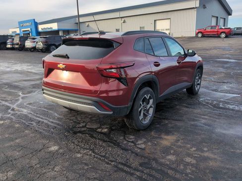 Used 2025 Chevrolet Trax LT w/ LT Convenience Package image 11