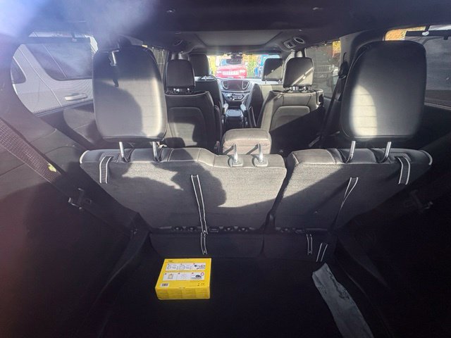 Used 2025 Chrysler Pacifica Limited FWD image 3