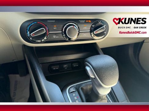 Used 2025 Kia Soul LX w/ LX Technology Package FWD image 18