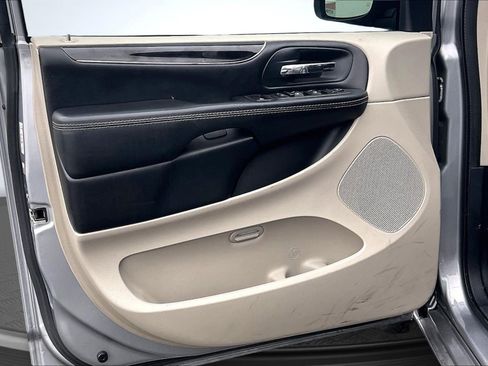 Used 2020 Dodge Grand Caravan SXT image 23