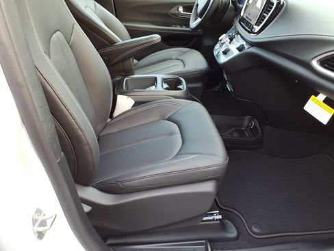 New 2026 Chrysler Pacifica Select image 8