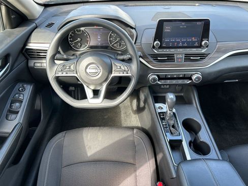 Used 2025 Nissan Altima 2.5 SV FWD image 31