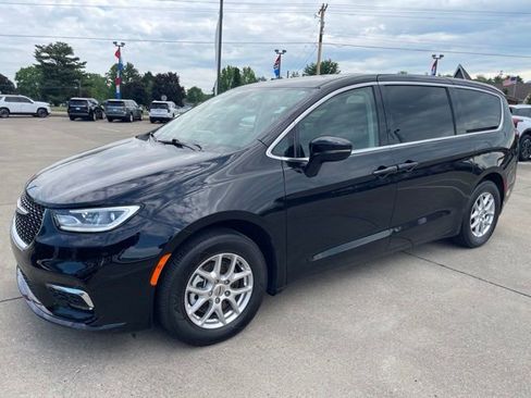 Used 2024 Chrysler Pacifica Touring-L FWD image 2