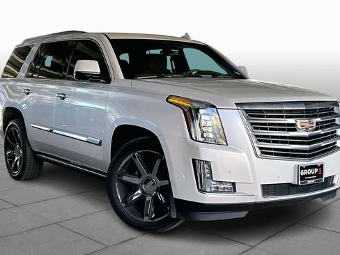 Used 2017 Cadillac Escalade Platinum image 2