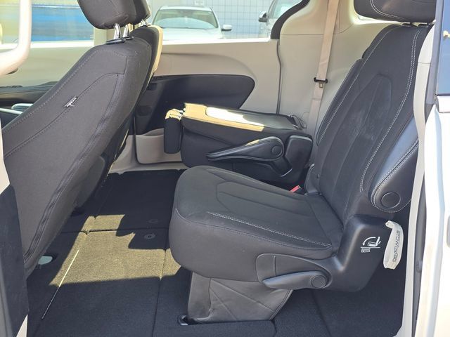 Used 2022 Chrysler Voyager LX FWD image 10