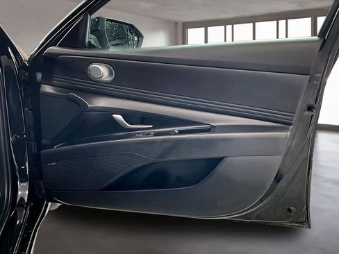 Used 2023 Hyundai Elantra Limited image 25