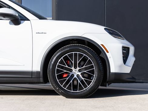 Certified 2025 Porsche Macan 4S Electric AWD/4WD image 13