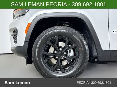 New 2025 Jeep Grand Cherokee Altitude image 30