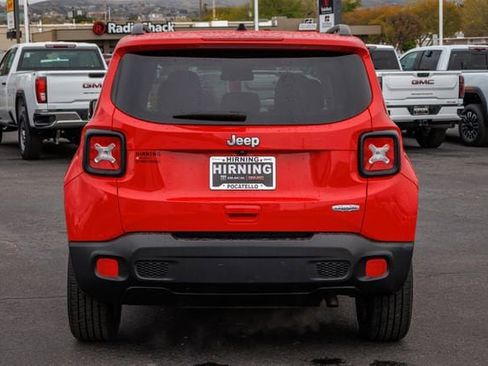 Used 2018 Jeep Renegade Latitude w/ Cold Weather Group FWD image 4