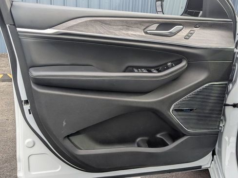 Used 2022 Jeep Grand Cherokee Overland w/ Advanced Protech Group III image 11