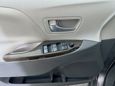 Used 2016 Toyota Sienna XLE w/ XLE Navigation Package FWD image 15