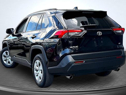 Used 2021 Toyota RAV4 LE FWD image 3