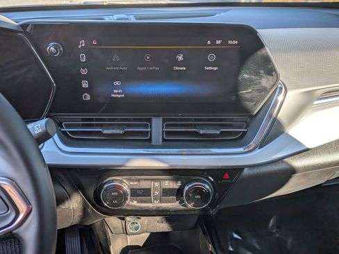 Used 2025 Chevrolet Trax LT w/ LT Convenience Package image 26